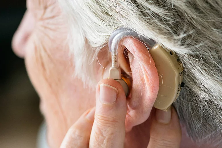 El uso de audífonos tendría un papel protector del estado de salud y reduciría el riesgo de muerte prematura.