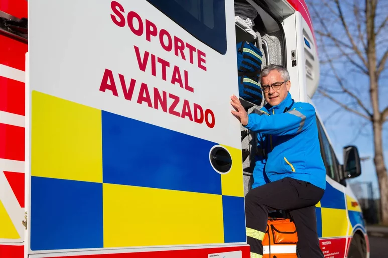 Médico de Familia y urgenciólogo con 20 años de experiencia en el SAMU-Asturias, Rafael Castro es el primer profesor titular vinculado de Urgencias de España. Foto: NACHO VELA. 