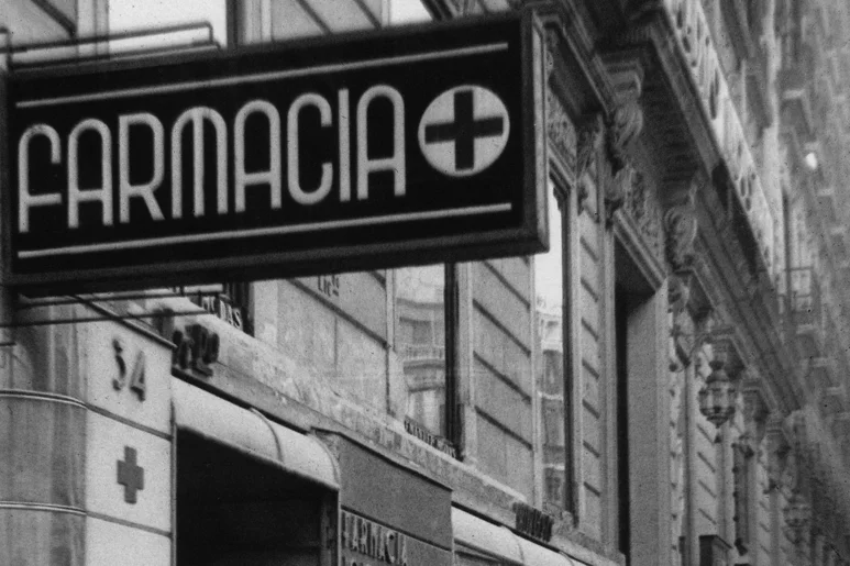 Imagen de la Farmacia Rojo, ubicada en Madrid, en el año 1940.