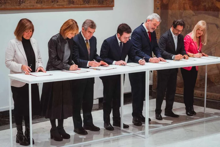 La firma del convenio interinstitucional se ha celebrado hoy en el Palacio de la Generalitat, en Barcelona. Foto: GENERALITAT DE CATALUÑA.