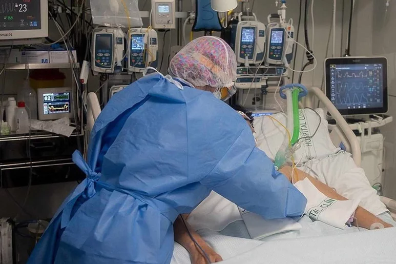 Un paciente con covid-19 recibe atención en UCI. Foto: HOSPITAL CLÍNIC. 