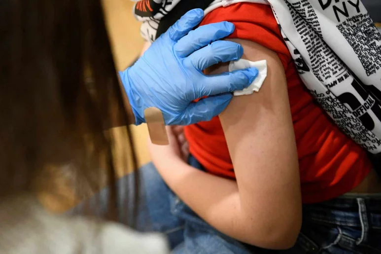 Un niño recibe una vacuna contra la covid-19. Foto: DIARIO MÉDICO.