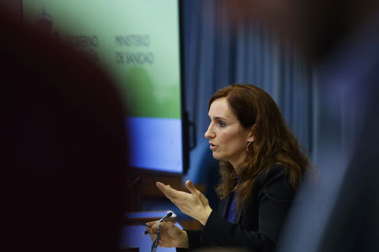 La ministra de Sanidad, Mónica García, ofrece una rueda de prensa para informar sobre los nuevos pasos del Ministerio de Sanidad en relación con la epidemia de virus respiratorios. Foto: EFE/AITOR MARTÍN