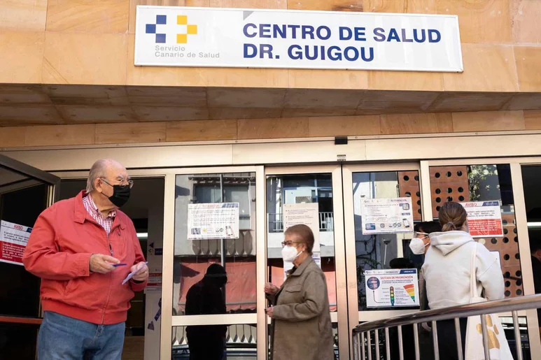 Usuarios del centro de salud de Canarias con mascarillas. Foto: EFE