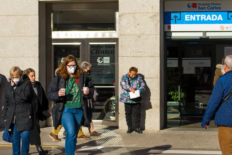 Gente con mascarilla a las puertas del Hospital Clínico San Carlos de Madrid, el pasado mes de diciembre. Foto: ÁNGEL NAVARRETE.