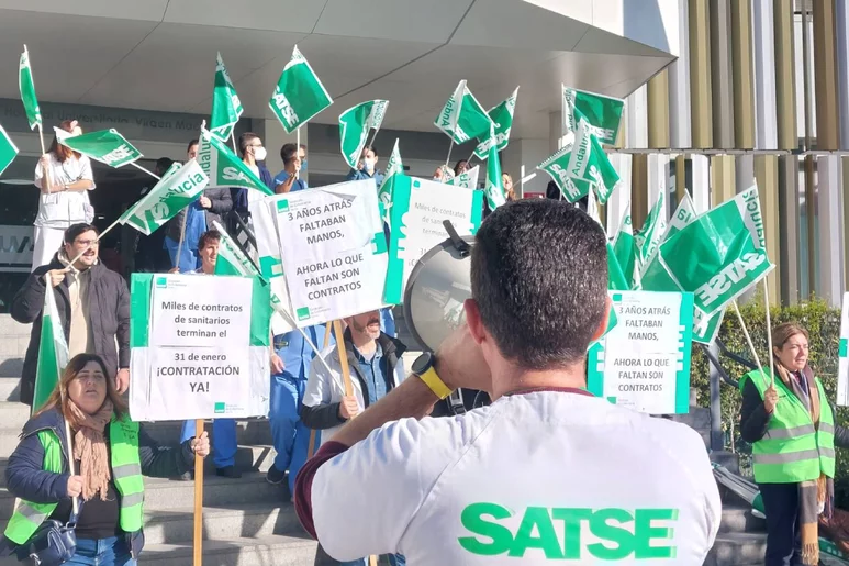 Protestas en Sevilla por la renovación de los contratos temporales. Foto: SATSE.