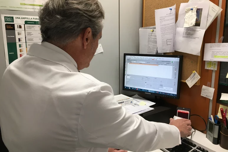 El coronel farmacéutico Francisco Javier Abad, del Ministerio de Defensa, haciendo la primera prueba de Sevem en diciembre de 2018. Foto: MINISTERIO DE DEFENSA.