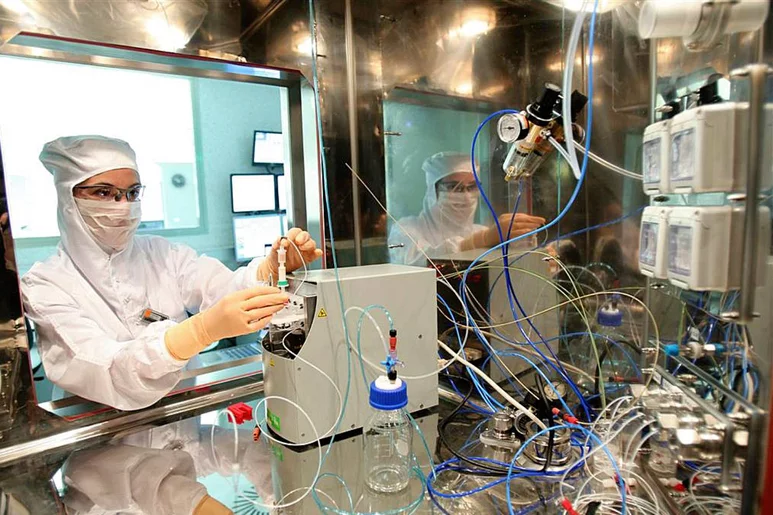 Proceso de producción de radiofármacos en el laboratorio de la Clínica Universidad de Navarra. Foto: CUN.