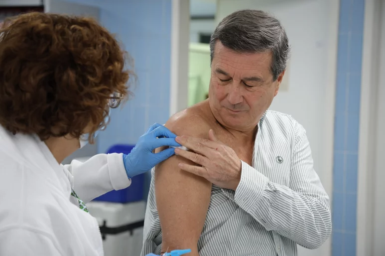 El consejero de Sanidad de la Comunidad Valenciana, Marciano Gómez, se vacunó el 2 de enero de covid y gripe. Foto: GENERALITAT VALENCIANA.