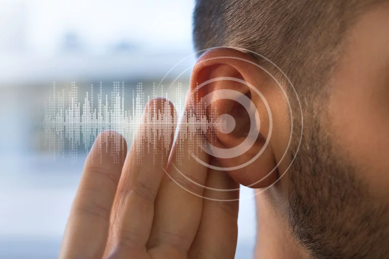 Las personas con pérdida auditiva que no usan audífonos tienen más riesgo de padecer demencia. Foto. SUTTERSTOCK. 