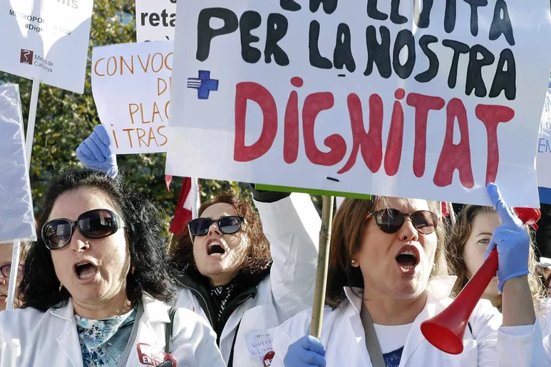 Profesiones médica y enfermera llevan años reclamando dignidad, también en la calle. Foto: DIARIO MÉDICO.