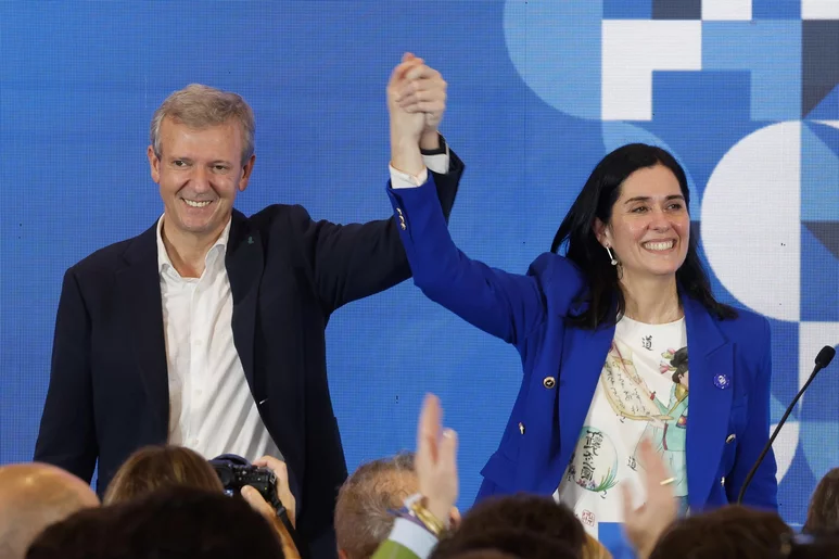 El candidato 'popular' a la Xunta, Alfonso Rueda, junto a la secretaria general del partido en Galicia, Paula Prado, ayer tras ganar las elecciones. Foto: EFE/LAVANDEIRA JR