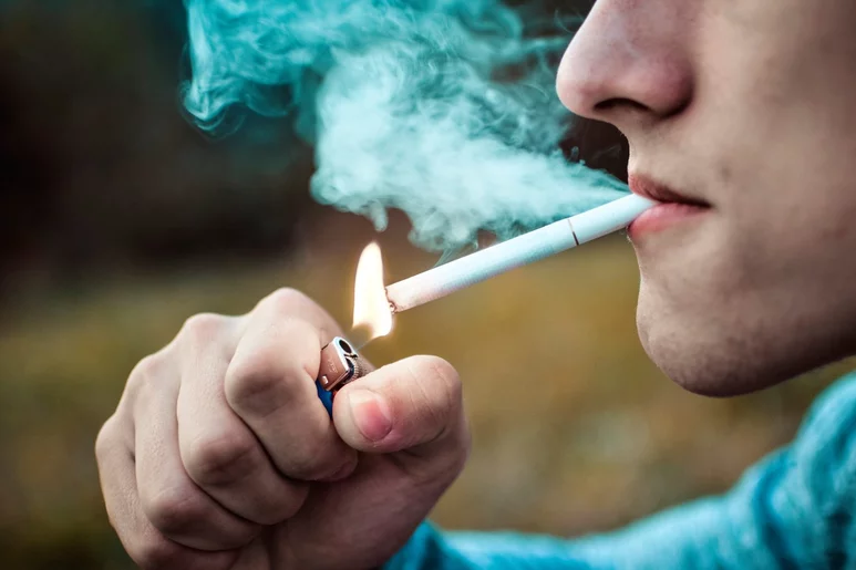 Un fumador enciende un cigarrillo. Foto: SHUTTERSTOCK.