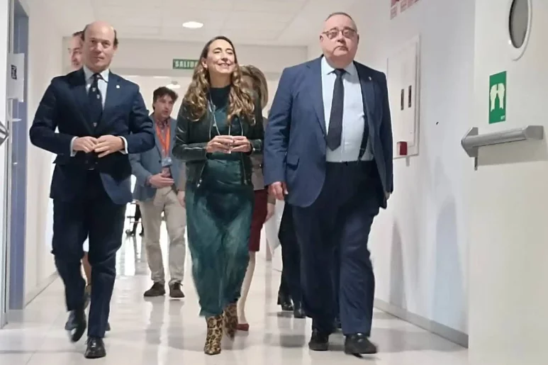 Alejandro Vázquez (derecha) y Carmen Rodríguez, el pasado enero, en la presesentación oficial de la nueva gerente del Hospital de Salamanca. Foto: SACYL.