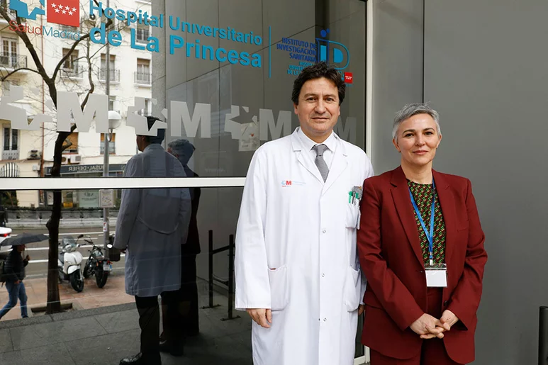 José Antonio Fernández Alén, jefe del Servicio de Neurocirugía y la cirujana plástica, y Teresa Pérez de La Fuente, cirujana plástica, ambos del Hospital Universitario de La Princesa, en Madrid.