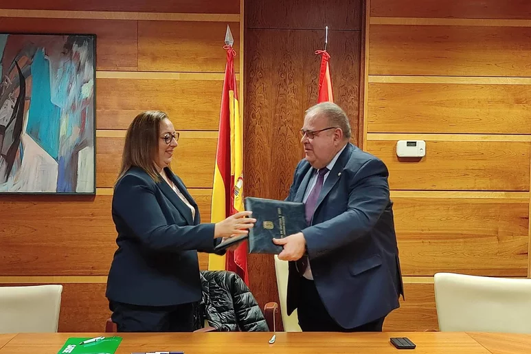 La secretaria general de SATSE Castilla y León, Mercedes Gago, y el consejero de Sanidad, Alejandro Vázquez, en la firma del acuerdo. Foto: SATSE.