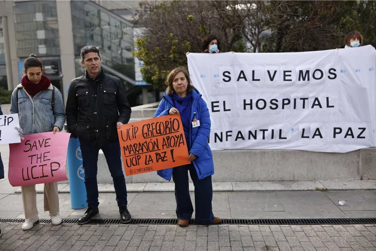 Concentración silenciosa en apoyo a la UCIP de La Paz, celebrada este pasado lunes. Foto: EFE/RODRIGO JIMÉNEZ.
