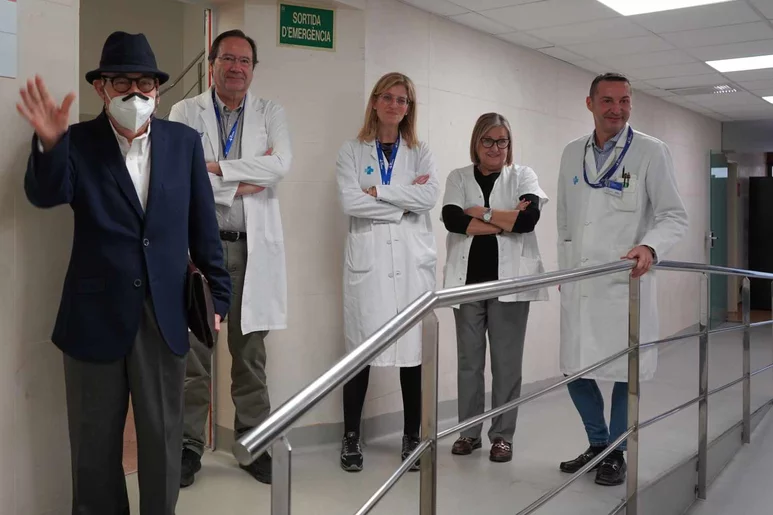 El doctor Casis en primer término con varios de los colegas que le han atendido por su fibrosis pulmonar. Foto: HOSPITAL VALL D'HEBRON.