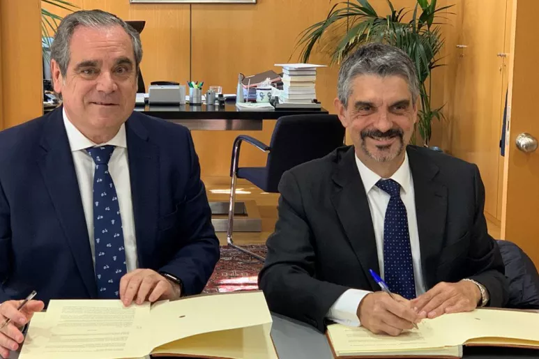 Jesús Aguilar, presidente del Consejo General de COF, y Jaume Pey, director general de Anefp, durante la firma del acuerdo.
