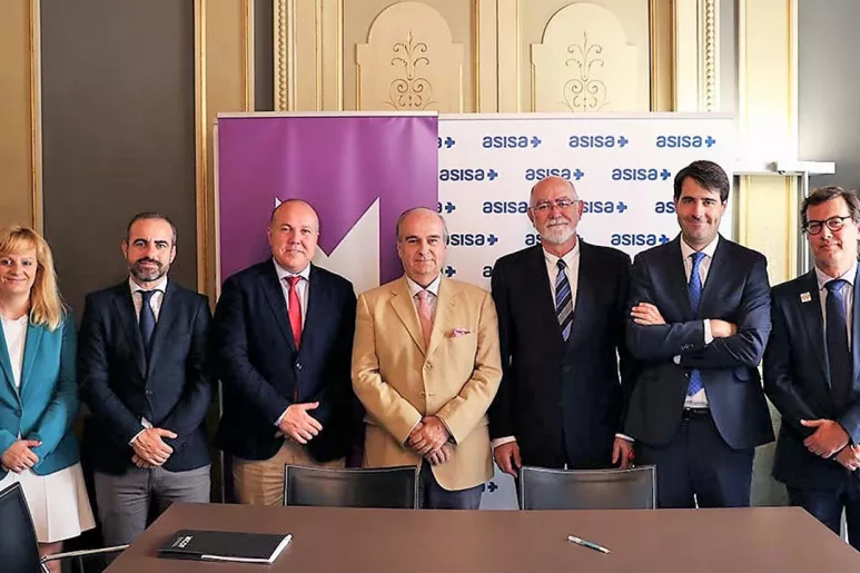 El consejero de Aisa-Lavinia y delegado en Valencia, Javier E. Gómez-Ferrer, y el presidente del COF de Valencia, Jaime Giner (ambos en el centro), rubricaron el acuerdo entre las dos instituciones.
