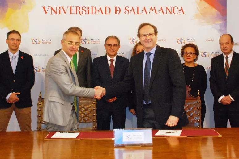 Ricardo Rivero, rector de la USAL, y Jesús C. Gómez, presidente de Sefac (ambos en primer plano), durante la firma del acuerdo marco de colaboración.